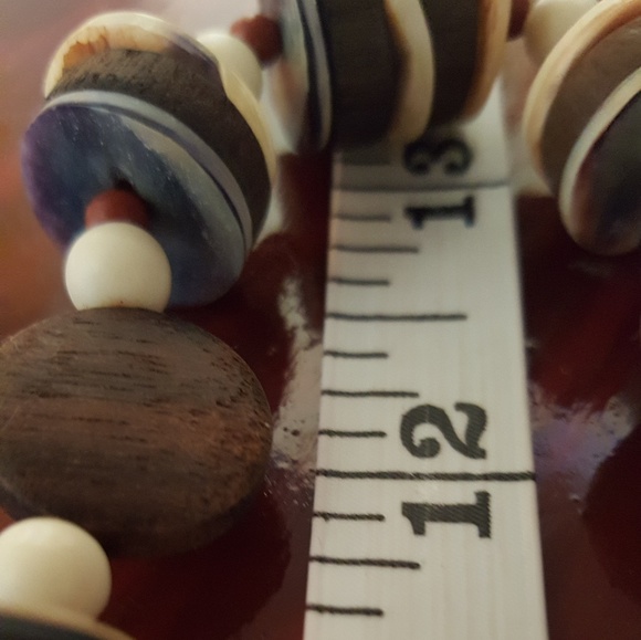 26" Shell & wood bead necklace pre owned - Picture 2 of 7